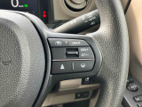 【アダプティブクルーズコントロール(ACC)】予め設定した車速内で自動的に加減速の支援を行います。ステアリングのスイッチを操作することで設定車速を変えたり、前走車との車間距離の設定が可能です。
