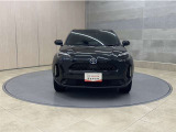 お車購入のポイントとなるフロントマスクです!シャープな目つきが印象的なデザインのヘッドランプです。