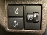 ハンドルの右側にはヘットライトリベライザーとHondaセンシング用のメインスイッチがついています。ヘッドライトリベライザーは道路状況や積荷の加重に応じてライトの高さを調節できます。
