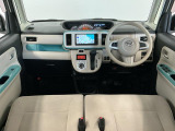【インパネ】運転のしやすさを最優先に設計された見晴らしの良いフロントビュー。車両間隔が掴みやすく狭い道でも安心♪「安全」と「品質」を最優先に、安心してお乗りいただけるクルマを提供いたします。