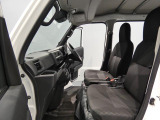 【フロントシート】長時間の運転でも疲れにくいよう工夫されたシート。耐久性のあるシート表皮で、毎日のタフな使用にもしっかりと寄り添います。