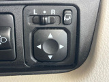 【電動格納ミラー】サイドミラーは電動格納式となっており、狭い駐車場でもキズがつくリスクを抑えられます。