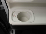 ホットドリンクをちょうどいい温度でキープしてくれる保温機能付きのホッとカップホルダー(前席)。ほっこり快適にドライブをサポート。
