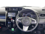 運転席まわりです。 各操作スイッチは使いやすい位置に配置されてます。