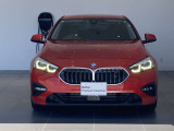 BMWらしいスポーティなフロントフェイスが存在感を演出。Gran Coupeならではの低く伸びやかなスタイルも魅力です。