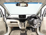 【見晴らしの良い運転席】フロントガラスが広く周囲を見渡しやすい設計です。視点が高すぎず自然な姿勢で運転に集中しやすい環境が整っており安心感をプラスします。