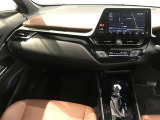 スタイリッシュなデザインのインパネ。各操作スイッチは使いやすい位置に配置されてます。