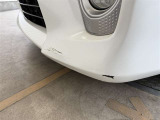 フロントバンパーにB3サイズの傷に伴うへこみがございます。