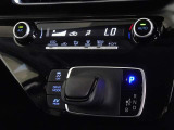 電気式スイッチ採用のエレクトロシフトマチックのシフトレバーです、軽い操作でシフトチェンジができます。