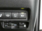 オートマチックハイビーム装備です。先行車や対向車のライトを認識し、ハイビームとロービームを自動で切り替える機能です。夜道の視界を確保します。詳細は販売店スタッフまでおたずねください。
