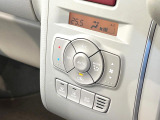 【オートエアコン】一度お好みの温度に設定すれば、車内の温度を検知し風量や温度を自動で調整。暑い&hellip;寒い&hellip;と何度もスイッチ操作をする必要はありません。快適な車内空間には必須の機能ですね♪