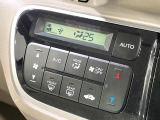 【オートエアコン】一度お好みの温度に設定すれば、車内の温度を検知し風量や温度を自動で調整。暑い&hellip;寒い&hellip;と何度もスイッチ操作をする必要はありません。快適な車内空間には必須の機能ですね♪