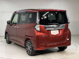 左ななめ後ろから撮影した、リアまわりのデザインや車両全体のバランスを確認できる写真です。リアフェンダーやテールまわりの形状、ボディラインのつながりなど、外観の印象を把握しやすくなっています。