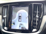 【360&deg;ビューカメラ】4台の高解像度カメラで360度の鳥瞰図を表示。隣の車や壁、死角にある障害物などを画面で確認できるため、狭いスペースでの駐車・出入りも安心です。