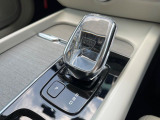 【オレフォス社製クリスタル・シフトノブ】高い存在感を放つクリスタルのシフトノブはボルボPHEV車のみに装備される特別なアイテム。スウェーデン南部のクリスタルガラスメーカー、オレフォス社による製造。