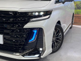 【三眼LEDヘッドライト】スタイリッシュな見た目の三眼LEDヘッドライトを装備♪スタイルだけでなく、夜間の走行も視界良好で安心してお乗りいただけます。