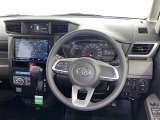 運転席まわりです。 各操作スイッチは使いやすい位置に配置されてます。