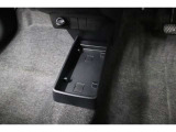 運転席と助手席の間にセンターロアボックスがあります!
