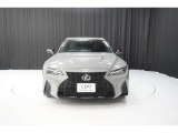 エクステリアは、一目でLEXUSとわかるスピンドルグリルを起点に、人が乗るキャビンの前後を大胆に絞り込んだ菱形のボディと力強く張り出したホイールフレアを融合させ、タイヤの存在を強調しています。