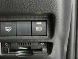 オートマチックハイビーム装備です。先行車や対向車のライトを認識し、ハイビームとロービームを自動で切り替える機能です。夜道の視界を確保します。詳細は販売店スタッフまでおたずねください。