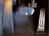 【ペダル】BMWはオルガン式アクセルペダルを採用しています。踏み込む足とペダルが同じ軌跡を描くため、かかとがずれにくく、アクセルコントロールがよりしやすくなるメリットがあります。