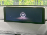 【10.25インチマツダコネクト】車内の雰囲気にマッチした大型ディスプレイ。スマホ接続でのナビ使用やBluetooth再生等、様々な機能が楽しめます。直感的なダイヤル操作が可能で、使い勝手も良好です。