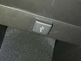 充電用USB端子付き。スマートフォンなどの充電に便利です。