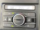 【オートエアコン】一度お好みの温度に設定すれば、車内の温度を検知し風量や温度を自動で調整。暑い&hellip;寒い&hellip;と何度もスイッチ操作をする必要はありません。快適な車内空間には必須の機能ですね♪