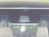 【ホンダセンシング】走行中に前方の車両等を認識し、衝突しそうな時は警報とブレーキで衝突回避と被害軽減をアシスト。より安全にドライブをお楽しみいただけます。