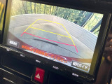 【バックカメラ】駐車時に後方がリアルタイム映像で確認できます。大型商業施設や立体駐車場での駐車時や、夜間のバック時に大活躍!運転スキルに関わらず、今や必須となった装備のひとつです!