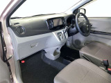 運転席周りのレイアウトをご覧ください。ナビゲーションが綺麗に装着されすっきり収まってますね!