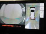パノラミックビューモニター付きです。車両を上から見たような映像をディスプレイオーディオ画面に表示。運転席からの目視だけでは見にくい、車両周辺の状況をリアルタイムでしっかり確認できます。