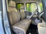 運転席まわりには十分なスペースがあり、大柄な方でもゆったり運転していただける環境です。