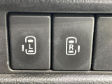 【両側パワースライドドア】スマートキーや運転席のスイッチで後席両側スライドドアの開閉が可能♪電動だから力を入れてドアを開ける必要が無く、小さなお子様でも簡単に開け閉めでき快適です♪