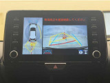真上から見下ろしたような視点で車とその周囲を確認出来る画面と、車両後方を映し出すバックモニター画面の2つを表示してくれます。