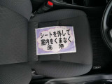 室内外はもちろん、シートを外してニオイの元となるフロアカーペットまで消臭・除菌を実施。中古車を気持ちよくお乗りいただけるクリーニングサービスです。詳細は販売店スタッフまでおたずねください。