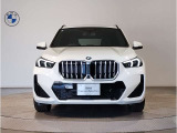 【BMWの伝統-1】BMWの特徴的な&ldquo;キドニーグリル&rdquo;は、80年以上続く伝統の形でございます。変わらないこだわりのデザインが、プレミアムブランド&ldquo;BMW&rdquo;を創り出します。