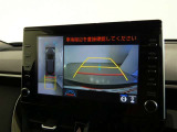 【全周囲モニター】車を上空から見下ろしたような映像をカーナビ画面に映し出し、車庫入れや縦列駐車をサポートしてくれます。