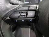 ステアリングには運転中でも簡単に操作できる各種スイッチついてます
