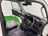 見易い計器類と運転し易いドライビングポジションは、視角も少なく前方&左右の見切りが良く運転し易いクルマです