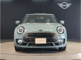 MINIのフロントグリルのデザインはイギリスで生まれた当初から、シルバーのサイドバーが折り重なった伝統的なデザインで御座います。その伝統はBMWのお車になってからでも少しずつ形を変えて守られております