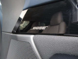 BOSEサウンドシステムを搭載。「良い音を出す」ではなく、その車種のごとに特徴を計算(車種専用設計)し、「反響音」を作り出すことによってどの座席でも自分中心で音が聴こえ、「心地よい空間」を作り出します。