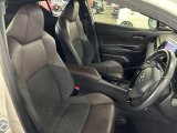 運転席の画像です。足元やシートまわりに余裕があり、リラックスした姿勢で運転が可能です。視界も良好で操作系へのアクセスもしやすく、快適で安心感のあるドライブをサポートします。