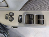 パワーウィンドウのスイッチですよ。 運転席に居ながら窓を開け閉めのコントロールできますよ。 ロック機能で、子供がイタズラして窓を開けるという事も無くなりますよ。