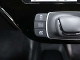 アドバンスト パーク付きです。カメラやソナーによって、周囲を監視しながら駐車を支援。障害物を検知した場合には警報を鳴らし、ブレーキ制御を行うことで接触回避を支援します。
