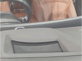 【ヘッドアップディスプレイ】現在の車速表示や目的地へのルート案内やメディア関連のリストを表示する事が可能です。視線移動を減らす事によりドライブに集中して頂けます。