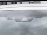 【トヨタセーフティセンス】走行中に前方の車両等を認識し、衝突しそうな時は警報とブレーキで衝突回避と被害軽減をアシスト。より安全にドライブをお楽しみいただけます。