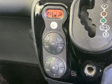 【オートエアコン】一度お好みの温度に設定すれば、車内の温度を検知し風量や温度を自動で調整。暑い&hellip;寒い&hellip;と何度もスイッチ操作をする必要はありません。快適な車内空間には必須の機能ですね♪