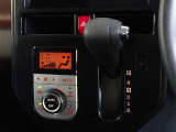 車内を快適に、オートエアコンを装備しています。