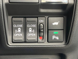 【両側パワースライドドア】スマートキーや運転席のスイッチで後席両側スライドドアの開閉が可能♪電動だから力を入れてドアを開ける必要が無く、小さなお子様でも簡単に開け閉めでき快適です♪
